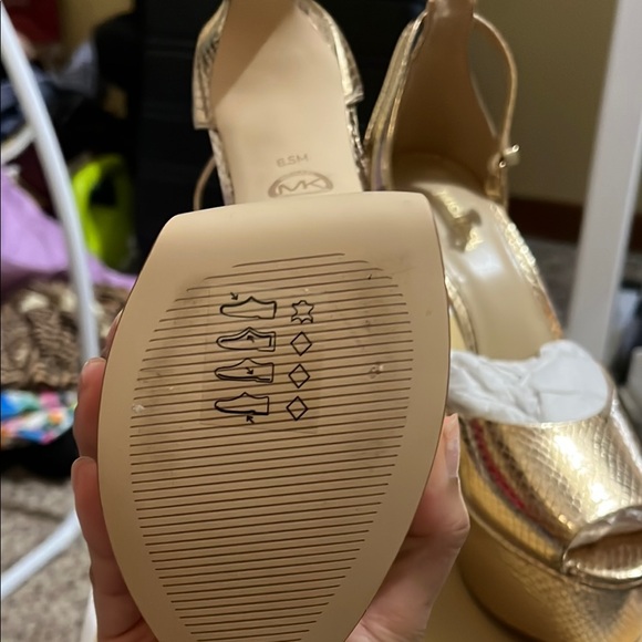New Micheal Kors platform gold heels - Picture 5 of 5